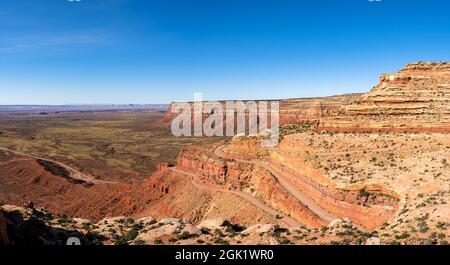 Weite Sicht auf den Moki Dugway, der sich in der Nähe des Valley of the Gods im US-Bundesstaat Utah auf die Klippen schlängelt Stockfoto