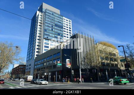 Das Stadtbild von San Jose, einschließlich des Gebäudes 88 an der Kreuzung von San Fernando Street und 2nd Street, San Jose, Kalifornien, USA. Stockfoto