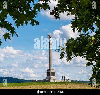 Menschen, die zum New York State Monument auf dem Antietam National Battlefield in Sharpsburg, Maryland, USA, laufen Stockfoto