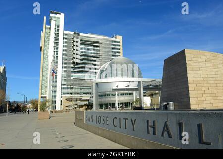 San Jose City Hall mit Postmodern-Stil befindet sich in der 200 East Santa Clara Street in der N 5th Street in der Innenstadt von San Jose, Kalifornien, USA. Stockfoto