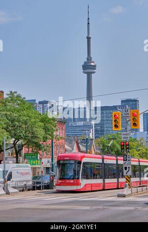 Foto der Spadina Avenue mit einer Straßenbahn und dem CN Tower im Hintergrund. Stockfoto