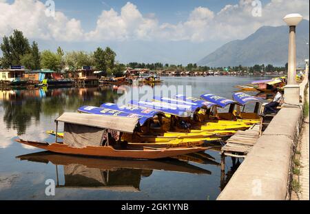 KASHMIR, INDIEN - AUG 3 Shikara Boote auf Dal Lake mit Hausbooten in Srinagar - Shikara ist ein kleines Boot für den Transport in der Dal See verwendet - 3rd o Stockfoto