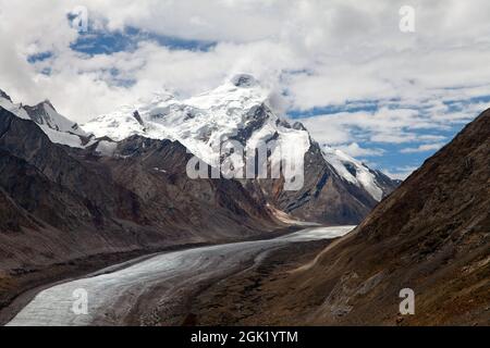 Durung Drung oder Drang Drung Glacier in der Nähe des Pensi La Passes Auf der Zanskar Road - Great Himalayan Range - Zanskar - Ladakh - Indien Stockfoto