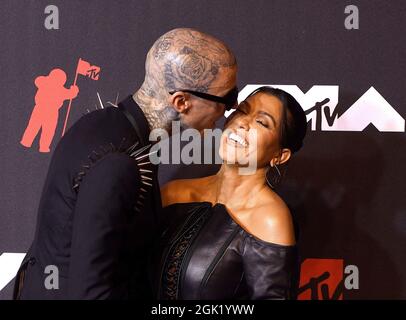 Travis Barker, Kourtney Kardashian werden bei den MTV Video Music Awards 2021 am 12. September 2021 im Barclays Center in New York City in Brooklyn gesehen, wie sie sich am roten Karper küssen. Foto: Jeremy Smith/imageSPACE /MediaPunch Stockfoto