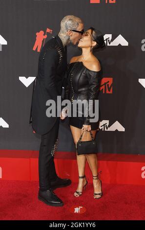 Travis Barker, Kourtney Kardashian werden bei den MTV Video Music Awards 2021 am 12. September 2021 im Barclays Center in New York City in Brooklyn gesehen, wie sie sich am roten Karper küssen. Foto: Jeremy Smith/imageSPACE /MediaPunch Stockfoto