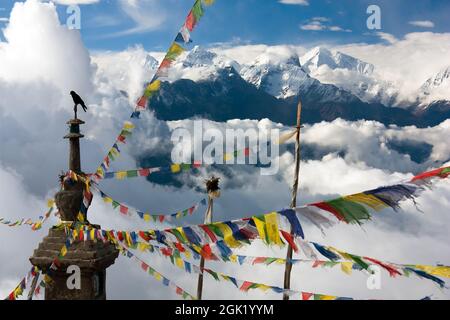 Blick von Langtang nach Ganesh Himal mit Stupa und Gebetsfahnen und schönen Wolken - Nepal Stockfoto