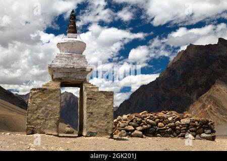 Stupa und Mani Wand rund um Pidmu Dorf - Zanskar Trek, Ladakh, Jammu und Kaschmir, Indien Stockfoto