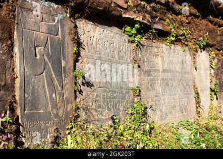 Mani Wand und Steine mit buddhistischen Symbolen Stockfoto