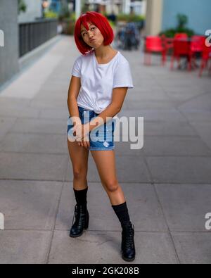 Red Blood Cell Cosplay Schauspielerin auf dem Bürgersteig stehend | Asian Cosplay Schauspielerin Stockfoto