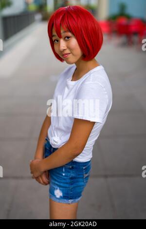 Red Blood Cell Cosplay Schauspielerin auf dem Bürgersteig stehend | Asian Cosplay Schauspielerin Stockfoto