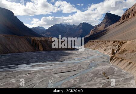 Blick vom indischen himalaya - Berg- und Flusstal - Weg nach Parang La und Takling la Pässe, Pässe von Ladakh nach Himachal Pradesh - Indien Stockfoto