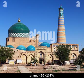 Islom hoja (Islam Xoja) Minarett in Itchan Kala (Ichon Qala) - Chiva (Chiva, Heva, Xiva, Chiwa, Khiveh) - Xorazm Provinz - Usbekistan - Stadt auf der si Stockfoto