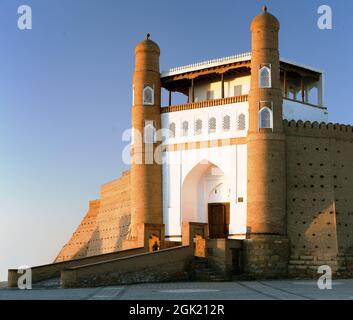 Abendansicht von Fortres Ark - Arche Eingang - Stadt Von Buchara - Usbekistan Stockfoto