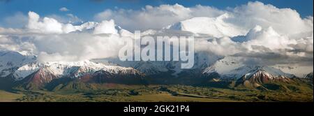 Panoramablick auf den Lenin-Gipfel vom Alay-Gebirge - Kirgisisches Pamir-Gebirge - Grenze Kirgisistan und Tadschikistan - Zentralasien - Dach der Welt Stockfoto