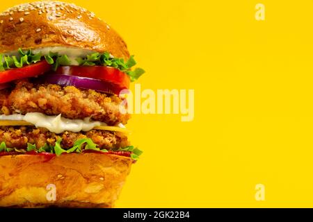 Nahaufnahme eines König-Doppelburgers mit panierten Hühnchen-Schnitzel Stockfoto