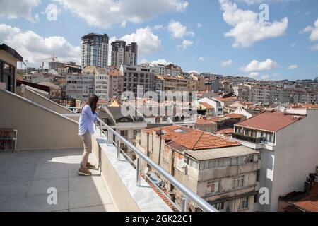 Istanbul. September 2021. Ein potenzieller Käufer prüft am 11. September 2021 eine Wohnung zum Verkauf in Istanbul, Türkei. In Istanbul, der größten Stadt der Türkei, ein Haus zu mieten, wird laut Immobilienexperten aufgrund der hohen Baukosten und des bemerkenswerten Mangels an Alternativen immer schwieriger.ZUM THEMA "Feature: Immobilienpreise gehen in Istanbul inmitten einer Pandemie durch das Dach" Credit: Osman Orsal/Xinhua/Alamy Live News Stockfoto