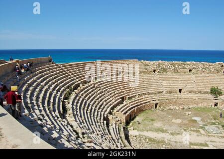 Leptis Magna, Libyen - 2. April 2006: Touristen ruhen im Schatten der antiken römischen Hippodrome-Ruine in der historischen Stadt Leptis Magna overlooki Stockfoto