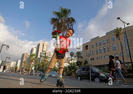 Beirut, Libanon. September 2021. Ein Blumenhändler für Rollschuhfahren wird am 12. September 2021 in Corniche von Beirut, Libanon, gesehen. Quelle: Bilal Jawich/Xinhua/Alamy Live News Stockfoto