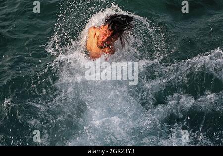 Beirut, Libanon. September 2021. Ein junger Mann genießt das Meer in Beirut, Libanon, 12. September 2021. Quelle: Bilal Jawich/Xinhua/Alamy Live News Stockfoto