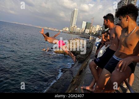 Beirut, Libanon. September 2021. Ein junger Mann springt in Beirut, Libanon, am 12. September 2021 ins Meer. Quelle: Bilal Jawich/Xinhua/Alamy Live News Stockfoto