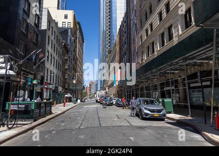 Zwanzig Jahre nach dem Einsturz der Türme des World Trade Center werden die Bauarbeiten an der Greenwich Street in der Nähe der Rector Street in New York City fortgesetzt. Stockfoto