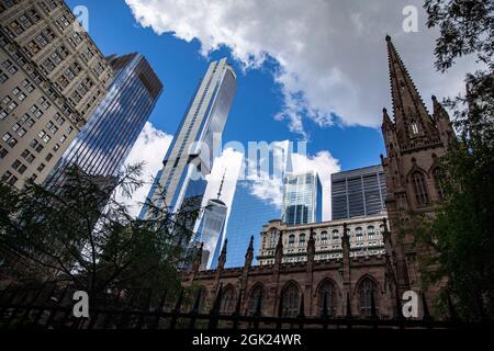 Vor dem 11. September waren die ursprünglichen Türme des World Trade Center vom Trinity Church Cemetery in Lower Manhattan aus zu sehen. Stockfoto