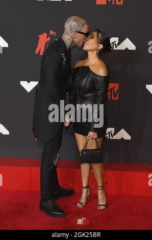 New York, USA. September 2021. Travis Barker, Kourtney Kardashian werden bei den MTV Video Music Awards 2021 am 12. September 2021 im Barclays Center in New York City in Brooklyn gesehen, wie sie sich am roten Karper küssen. Foto: Jeremy Smith/imageSPACE/Sipa USA Kredit: SIPA USA/Alamy Live News Stockfoto