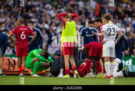 Leeds. September 2021. Liverpools Spieler reagieren, als Harvey Elliott (unten) wegen einer Verletzung behandelt wird, bevor er während des Fußballspiels der Premier League zwischen Leeds United und Liverpool am 12. September 2021 in Leeds, Großbritannien, ausgetragen wird. Quelle: Xinhua/Alamy Live News Stockfoto