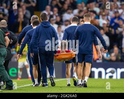 Leeds. September 2021. Harvey Elliott aus Liverpool wird während des Fußballspiels der Premier League zwischen Leeds United und Liverpool in Leeds, Großbritannien, am 12. September 2021 mit einer Verletzung fortgeführt. Quelle: Xinhua/Alamy Live News Stockfoto