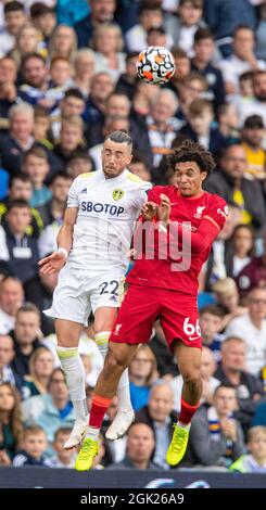 Leeds. September 2021. Jack Harrison (L) von Leeds United fordert mit Trent Alexander-Arnold von Liverpool während des Fußballspiels der Premier League zwischen Leeds United und Liverpool am 12. September 2021 in Leeds, Großbritannien, einen Kopfball. Quelle: Xinhua/Alamy Live News Stockfoto