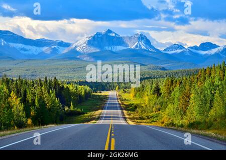 Alberta Highway 40 South in der Nähe von Cadomin Alberta Canada. Stockfoto