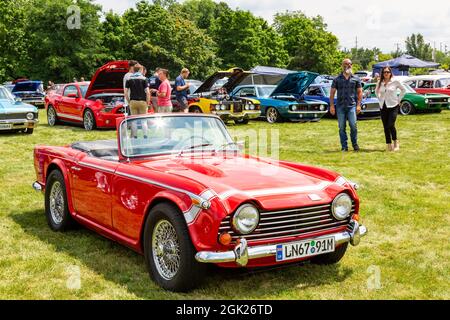 Ein antiker roter 1968 Triumph TR 250 Cabrio-Sportwagen, der auf einer Automobilausstellung in Fort Wayne, Indiana, USA, ausgestellt wird. Stockfoto