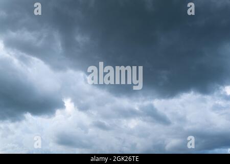 Dunkle und ominöse Cumulonimbus-Wolken, kurz bevor sie mit dem Regen beginnen. Stockfoto