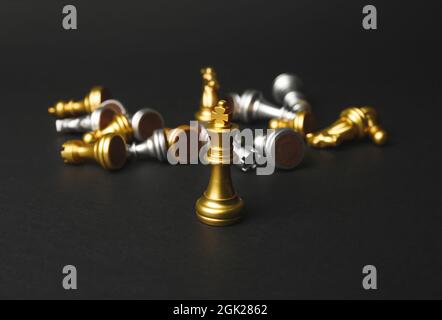Goldener König mit Schachfiguren auf dunklem Hintergrund Stockfoto