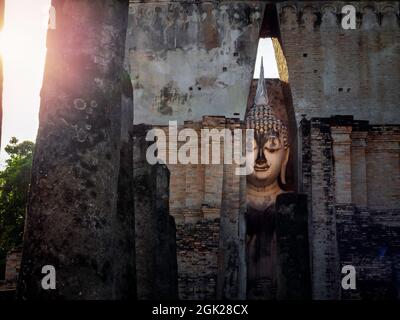 Erstaunliche Szene der alten großen buddha-Statue in der alten Kirche mit Ruinen am Wat Sri Chum Tempel, dem berühmten Wahrzeichen in Sukhothai Historical Par Stockfoto