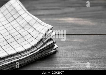 Stoffservietten auf dunklem Holzhintergrund, Nahaufnahme Stockfoto