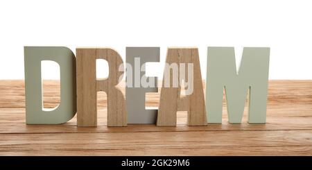Stilvolle Einrichtung in Form von WORTTRÄUMEN auf dem Tisch vor weißem Hintergrund Stockfoto