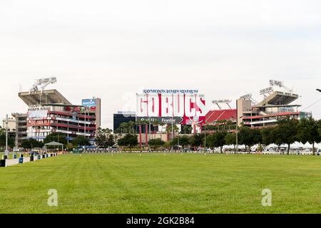 Tampa, FL - 10. September 2021: Raymond James Stadium in Tampa, Florida, Heimat der NFL Tampa Bay Buccaneers Fußballmannschaft. Stockfoto