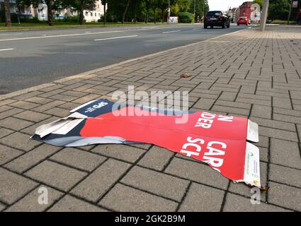 Erfurt, Deutschland. September 2021. Der abgerissene Teil eines SPD-Wahlplakats liegt auf dem Weg. In einer dpa-Umfrage meldeten die Parteien in Thüringen viele zerstörte oder gestohlene Wahlplakate. Die Bundestagswahl findet am 26. September statt. Quelle: Martin Schutt/dpa-Zentralbild/dpa/Alamy Live News Stockfoto