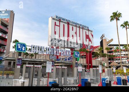 Tampa, FL - 10. September 2021: Raymond James Stadium in Tampa, Florida, Heimat der NFL Tampa Bay Buccaneers Fußballmannschaft. Stockfoto