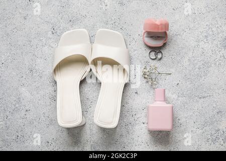 Hochzeit und Verlobungsringe, Brautschuhe, Parfümflasche auf grunge Hintergrund Stockfoto