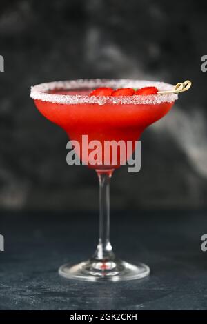 Glas leckere Erdbeere margarita auf dunklem Hintergrund, Nahaufnahme Stockfoto