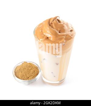 Ein Glas schmackhafter dalgona hojicha Latte und Pulver auf weißem Hintergrund Stockfoto