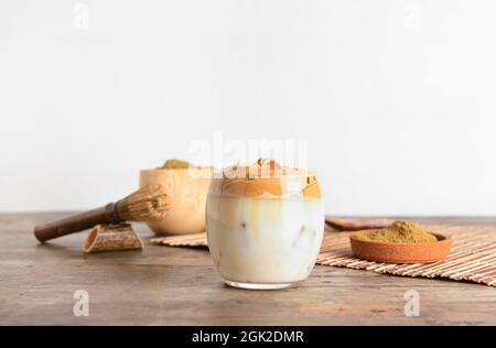 Ein Glas leckeren dalgona hojicha auf dem Tisch Stockfoto