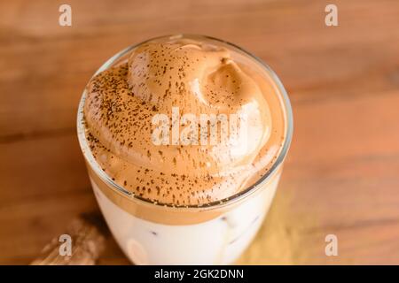 Ein Glas leckeren dalgona hojicha auf dem Tisch, Nahaufnahme Stockfoto