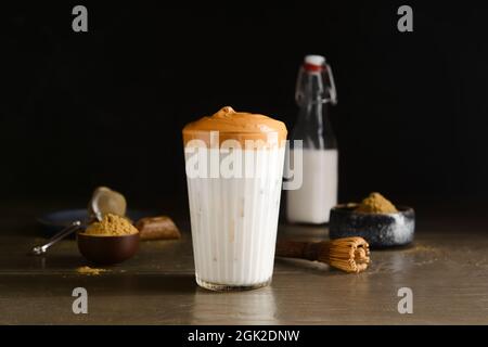 Ein Glas leckeren dalgona hojicha auf dem Tisch Stockfoto