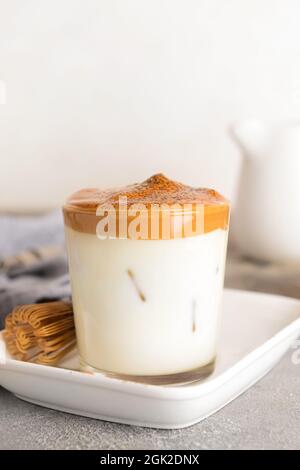 Ein Glas schmackhafter dalgona hojicha und Chasen auf dem Tisch Stockfoto