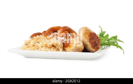 Teller mit leckeren bayerischen Würstchen, Sauerkraut und Brezeln auf weißem Hintergrund. Oktoberfest-Feier Stockfoto