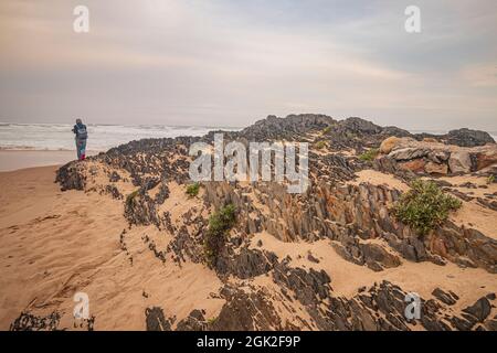 Blick während des bewölkten Abends auf den Nature Valley Beach, der Teil des Tsitsikama National Park entlang der Garden Route in Western Cape, Südafrika ist. Stockfoto