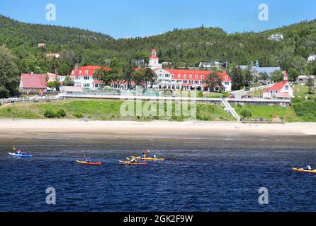 Tadoussac Skyline mit Kajaks im Hintergrund, Quebec, Kanada Stockfoto